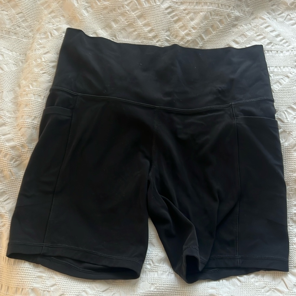 Athleta Salutation Stash Bike Shorts 7 inch